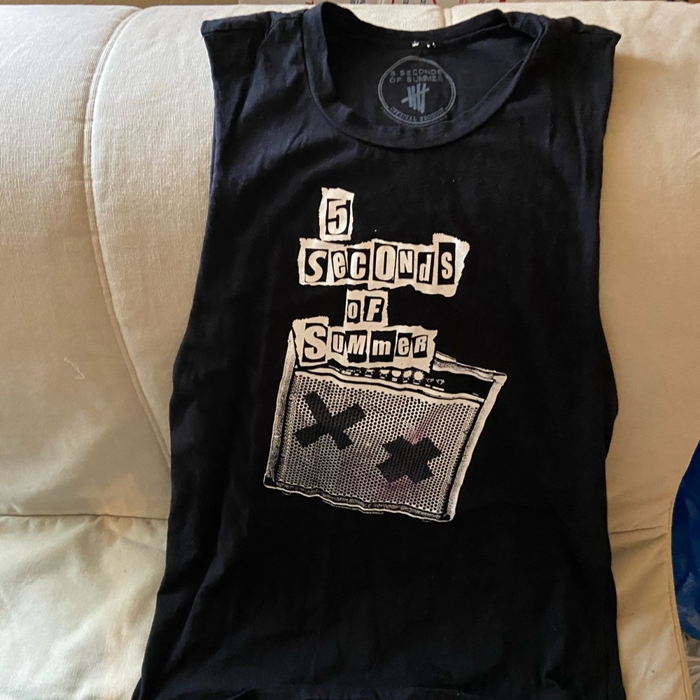 5SOS concert tank and pins